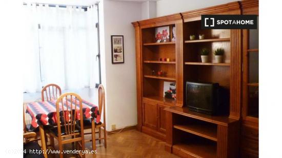 Habitación amueblada con cómoda en apartamento de 2 dormitorios, Puente de Vallecas - MADRID
