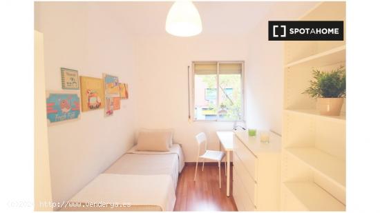 Habitación decorada con escritorio en un apartamento de 3 dormitorios, Carabanchel - MADRID