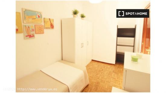 Habitación cálida con armario independiente en un apartamento de 3 dormitorios, Carabanchel - MADR