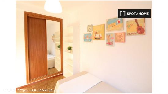 Habitación enorme con armario independiente en el apartamento de 3 dormitorios, Carabanchel - MADRI