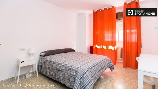 Habitación soleada con cama doble en alquiler en Centro - GRANADA