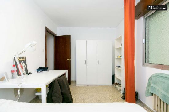  Gran habitación con cama doble en alquiler en Centro - GRANADA 