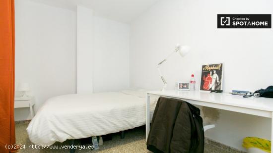 Gran habitación con cama doble en alquiler en Centro - GRANADA