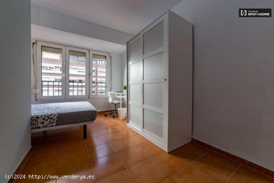  Habitación luminosa en apartamento de 6 dormitorios en Rascanya - VALENCIA 