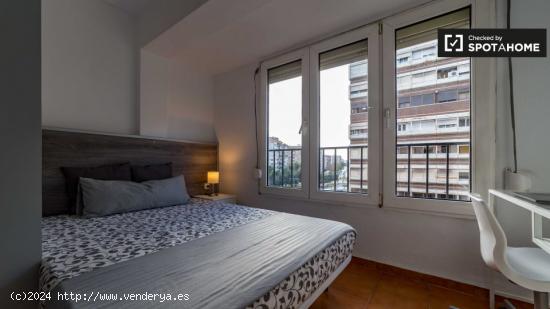 Habitación luminosa en apartamento de 6 dormitorios en Rascanya - VALENCIA