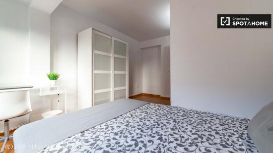 Habitación luminosa en apartamento de 6 dormitorios en Rascanya - VALENCIA