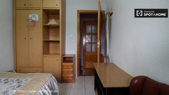 Acogedora habitación en alquiler en un apartamento de 3 dormitorios en Usera - MADRID
