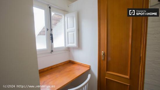 Acogedora habitación individual con baño en un apartamento de 3 dormitorios en Poblats Marítims -