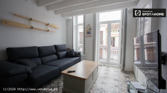 Acogedora habitación individual con baño en un apartamento de 3 dormitorios en Poblats Marítims -