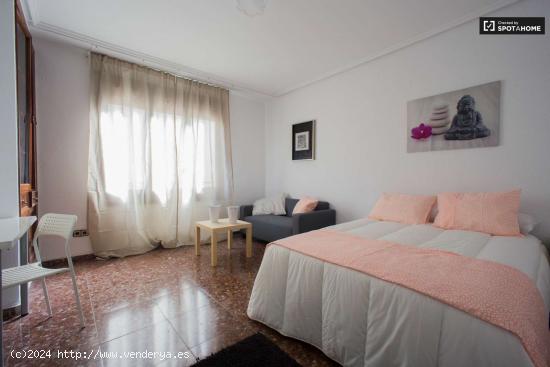  Se alquila habitación para parejas en un apartamento de 5 dormitorios en Ciutat Vella - VALENCIA 