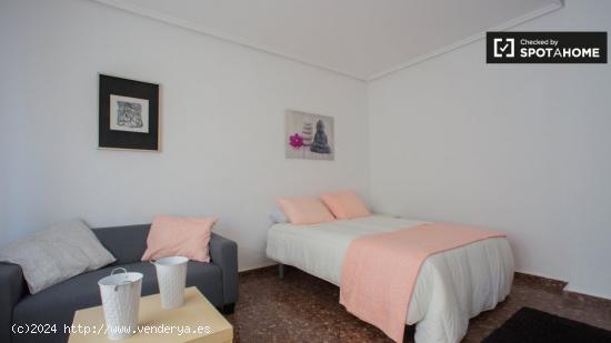 Se alquila habitación para parejas en un apartamento de 5 dormitorios en Ciutat Vella - VALENCIA