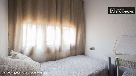 Habitación con cama individual en alquiler en apartamento de 5 dormitorios en Ciutat Vella - VALENC
