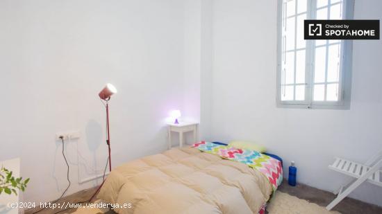 Amplia habitación en un apartamento de 5 dormitorios en L'Eixample, Valencia - VALENCIA