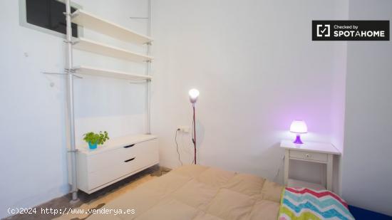 Amplia habitación en un apartamento de 5 dormitorios en L'Eixample, Valencia - VALENCIA