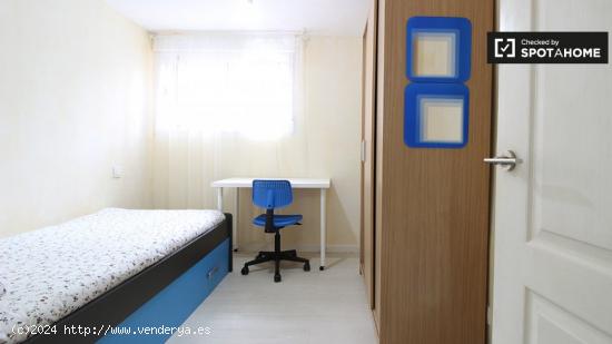 Habitación con cama individual en alquiler en apartamento de 3 dormitorios en San Blas - MADRID