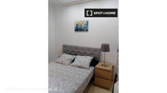 Se alquila habitación, apartamento de 6 dormitorios, Ciutat Vella, Valencia - VALENCIA