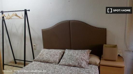 Se alquila habitación, apartamento de 6 dormitorios, Ciutat Vella, Valencia - VALENCIA