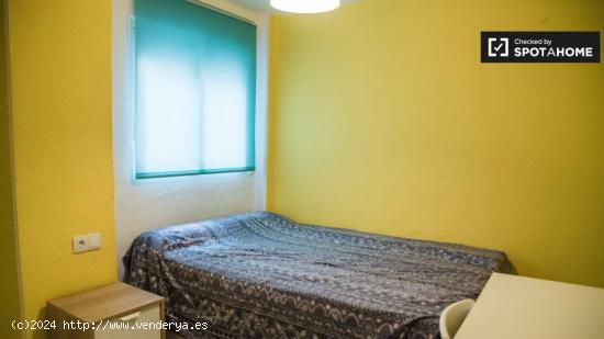 Acogedora habitación en un apartamento de 3 dormitorios en Poblats Marítims - VALENCIA
