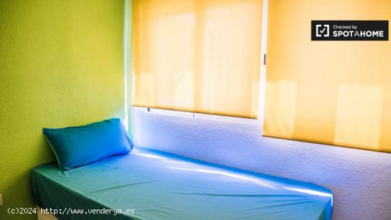 Habitación luminosa en apartamento de 3 dormitorios en Poblats Marítims - VALENCIA