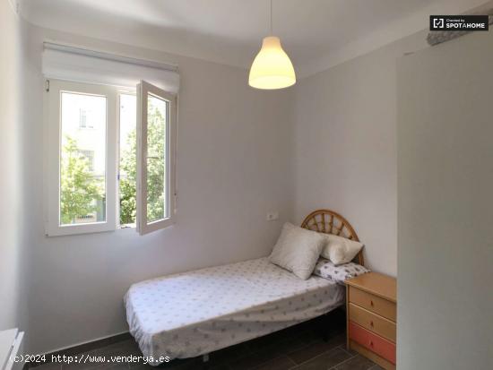  Se alquila habitación ordenada en un apartamento de 3 dormitorios en Usera - MADRID 