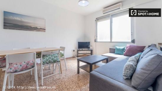 Amplio apartamento de 3 dormitorios con balcón en alquiler cerca de la playa en Poblats Marítims -