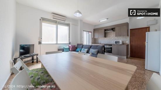 Amplio apartamento de 3 dormitorios con balcón en alquiler cerca de la playa en Poblats Marítims -