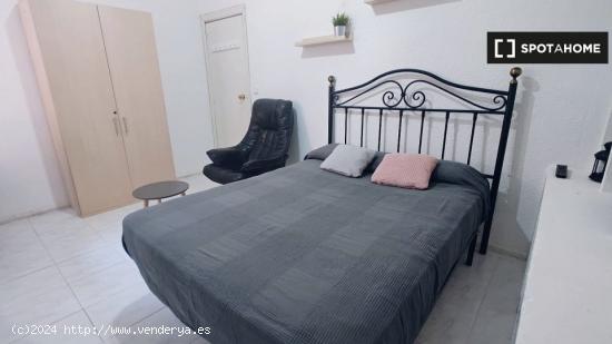 Habitación bien amueblada en alquiler en apartamento de 3 dormitorios en Lucero - MADRID