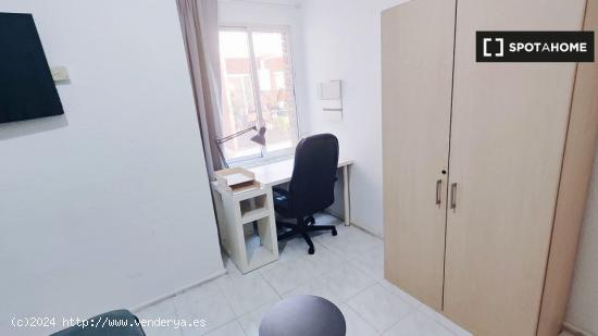 Habitación bien amueblada en alquiler en apartamento de 3 dormitorios en Lucero - MADRID