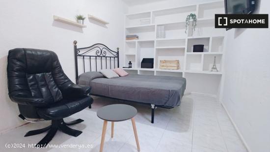 Habitación bien amueblada en alquiler en apartamento de 3 dormitorios en Lucero - MADRID