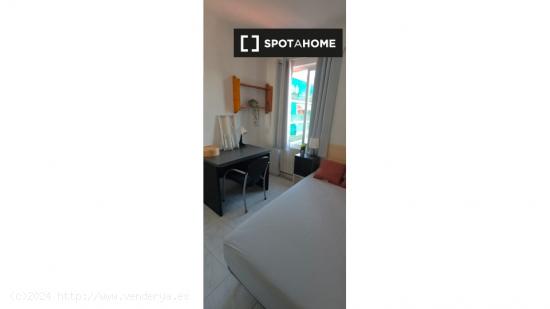 Acogedora habitación en alquiler en apartamento de 3 dormitorios en Lucero - MADRID