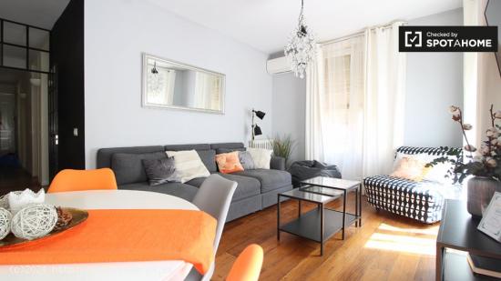 Elegante apartamento de 4 dormitorios en alquiler en Malasaña - MADRID