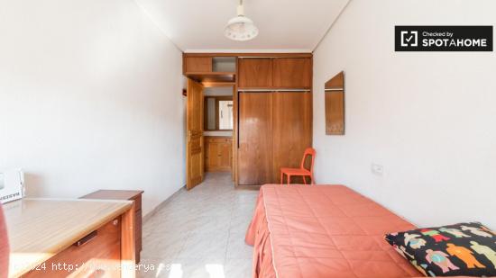 Habitación para alquilar en espacioso apartamento de 4 dormitorios en la hermosa Camins al Grau - V