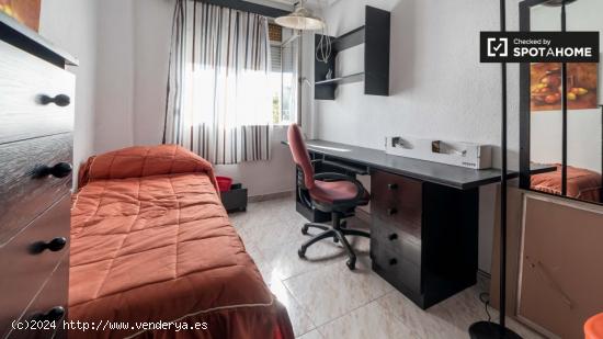 Habitación con escritorio para alquilar en un apartamento de 4 dormitorios en Camins al Grau - VALE