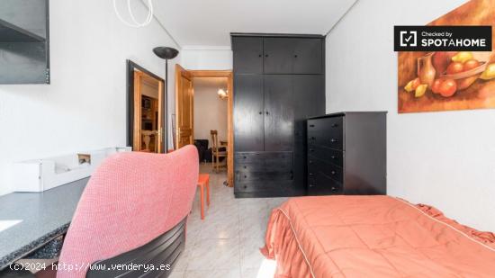 Habitación con escritorio para alquilar en un apartamento de 4 dormitorios en Camins al Grau - VALE