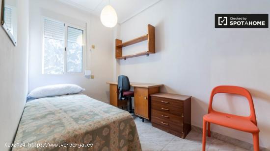 Habitación con escritorio para alquilar en espacioso apartamento de 4 dormitorios en Camins al Grau