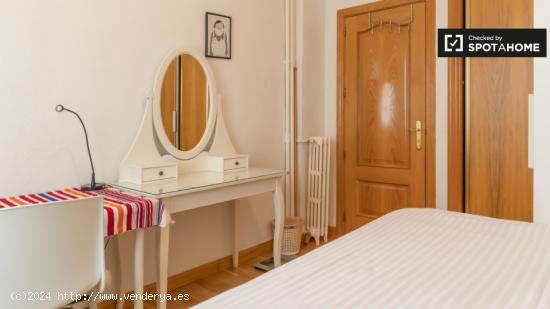 Se alquila habitación en apartamento de 4 dormitorios en Delicias - MADRID