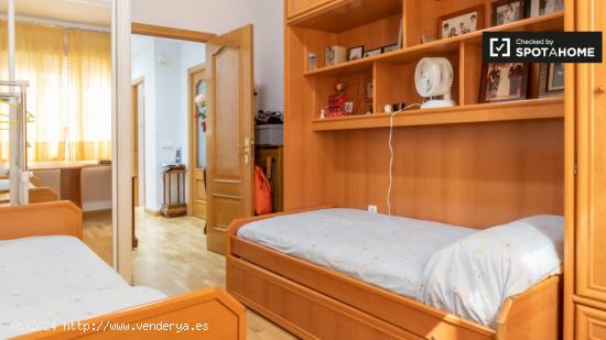 Se alquila habitación en apartamento de 4 dormitorios en Delicias - MADRID