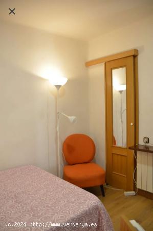  Amplia habitación en alquiler en un apartamento de 4 dormitorios en Carabanchel - MADRID 