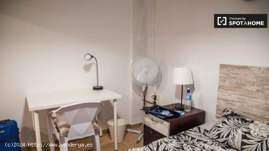 Amplia habitación en un apartamento de 7 habitaciones en Extramurs - VALENCIA