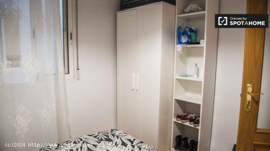 Amplia habitación en un apartamento de 7 habitaciones en Extramurs - VALENCIA