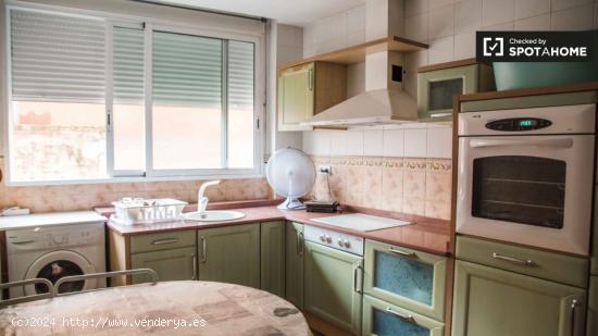 Amplia habitación en un apartamento de 7 habitaciones en Extramurs - VALENCIA