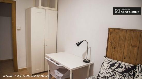 Habitación amueblada en un apartamento de 7 dormitorios en Extramurs - VALENCIA