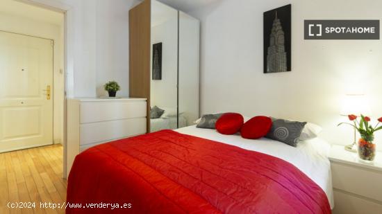 Sencillo apartamento de 2 dormitorios cerca del puente de Segovia en la Puerta del Ángel. - MADRID