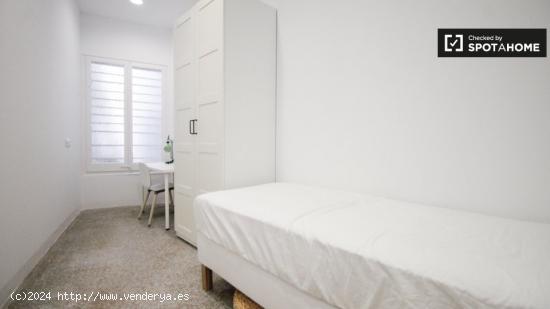Habitación cómoda en alquiler en el apartamento de 9 habitaciones, Prat de LLobregat - BARCELONA