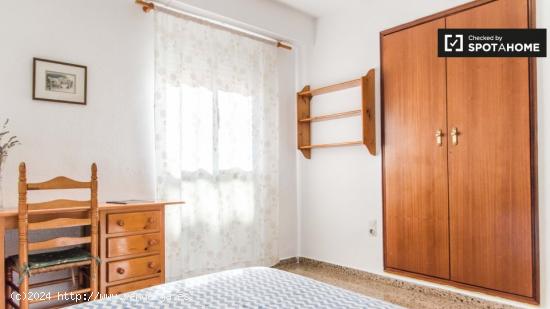 Se alquila habitación en el clásico apartamento de 4 dormitorios en Camins al Grau - VALENCIA