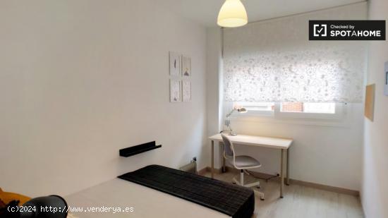Bonita habitación en alquiler en apartamento de 5 dormitorios en Puente de Vallecas. - MADRID