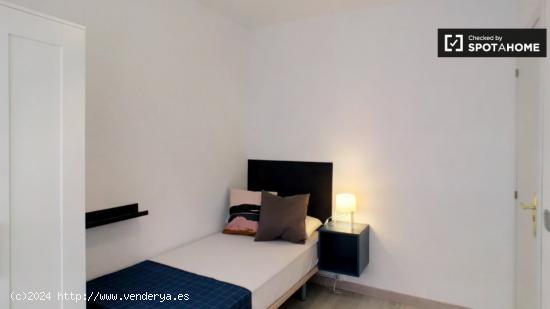Bonita habitación en alquiler en apartamento de 5 dormitorios en Puente de Vallecas. - MADRID