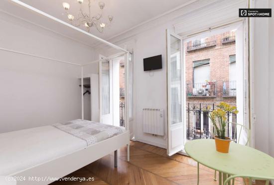  Elegante apartamento estudio con balcón y aire acondicionado en alquiler cerca del Museo del Prado  