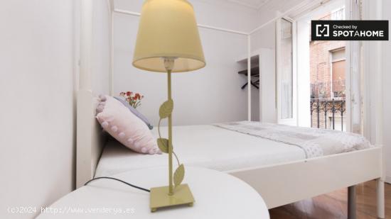 Elegante apartamento estudio con balcón y aire acondicionado en alquiler cerca del Museo del Prado 