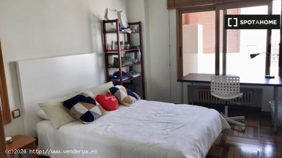 Se alquilan habitaciones en apartamento de 3 dormitorios en Madrid - MADRID